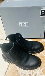 Safety shoes brand’ sisi ‘ size 5 used twice free delivery