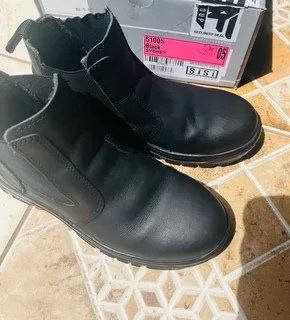 Safety shoes brand’ sisi ‘ size 5 used twice free delivery