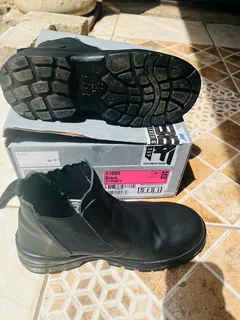 Safety shoes brand’ sisi ‘ size 5 used twice free delivery