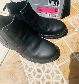 Safety shoes brand’ sisi ‘ size 5 used twice free delivery