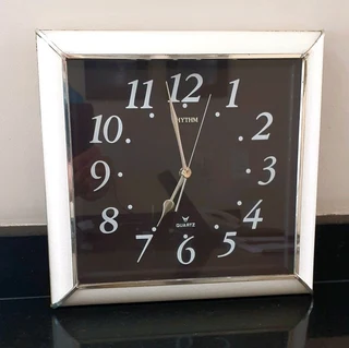 Rhythm quartz hangjng clock.