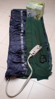 Inflatable medical mattress with pump.