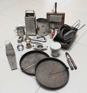 Vintage kitchenalia. Baking and other items.
