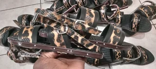 Izimbadada /Sandals