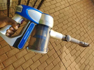 Codeless vacuum cleaner