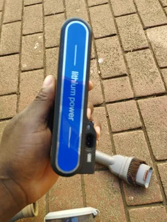 Codeless vacuum cleaner