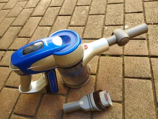 Codeless vacuum cleaner