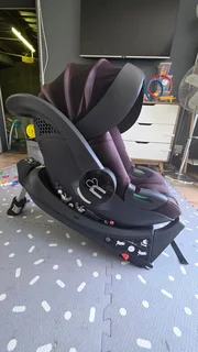 Noola iSize Car Seat with Isofix base – Safe &amp; Well Maintained