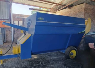 9 Cube Voermenger / Feed Mixer For Sale (012556)