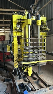 Collard Wingerd Snoei Masjien / Vineyard Pruning Machine For Sale (010610)