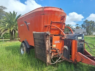 18 Cube Kuhn Profile Voermenger / Feed Mixer For Sale (011475)