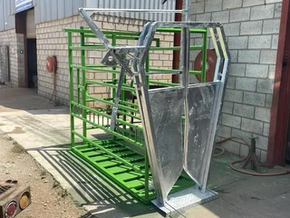 Bees Werk Krat Met Nek Klamp / Cattle Work Crate With Neck Clamp For Sale (007442)