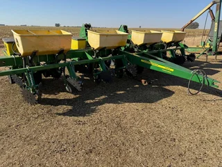 8 Row 91cm John Deere 1750 Contact Drive Finger Planter For Sale (013583)