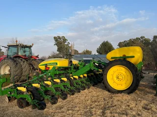 16 Row 76cm John Deere 1750 MaxEmerge Plus No Till Vacuum Planter For Sale (013615)