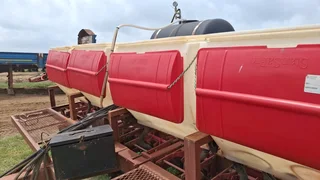 4x Stansapro Kunsmis Bakke / Fertilizer Bins For Sale (013648)