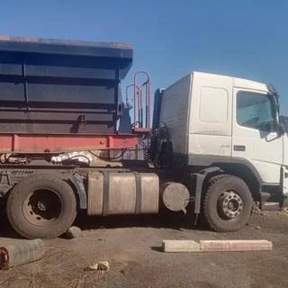 Volvo 440 Horse Truck For Sale (013765)