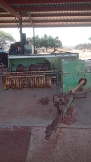 Ou Vierkant Balers Vir Parte / Old Square Balers For Parts For Sale (013793)
