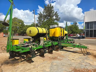 8 Row .91 John Deere 1750 Max Emerge Planter for Sale (014043)