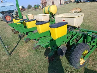 6 Row John Deere 1750 Finger Planter For Sale (014179)
