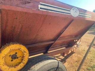 Radium fertilizer Spreader For Sale (014313)