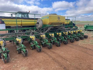 John Deere 2117CCS Vacuum Planter For Sale (014379)
