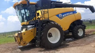 New Holland CR9080 Stroper / Combine Harvester for Sale (014523)