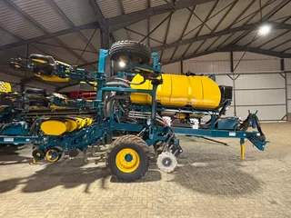 2x 8 Row .76 SL Equalizer Planters For Sale (014567)