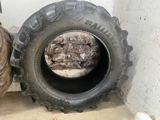 2x 650.65 R38 Gebruikte Trekker Bande / Used Tractor Tires For Sale (014599)