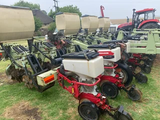 8 Row 91cm Orthman with Massey Ferguson 555 Planter (014639)