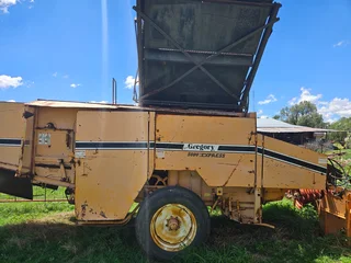 2x Grondboon Plukkers / Groundnut Pickers (014705)