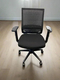 Comfortable Black Mesh Office Chair with Adjustable Arms – Minor Wear- A55333