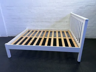Modern White Wooden Queen Bed Frame with Slats- A56370