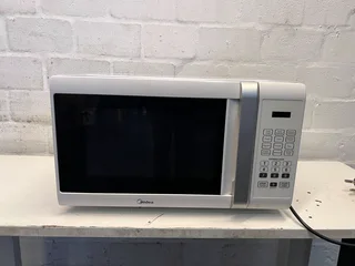 Midea White Countertop Microwave - Excellent Working Condition - Reduced- A53326