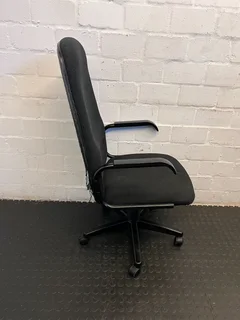 Comfortable Black Office Chair with Minor Wear – Functional &amp; Practical- A55190