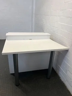 White Wooden MultiPerson Desk with Divider (W: 140cm)(H: 94cm)- REDUCED- A50837