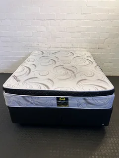 Comfortable Bamboo Queen Mattress with Minimal Wear - Great Condition- A52200