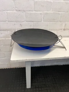 Round Cast Iron Braai Pan with Blue Base – Durable & Unique Design- A52446