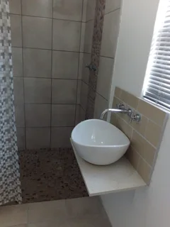 Seperate Entrance Studio flat available to rent in Grassy Park