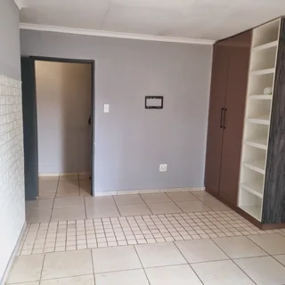 A bachelor for rent in bloubosrand R4000
