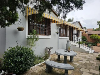 3 bedroom &#43; staff quarters/cottage  house  in Bryanston/Rivonia for sale