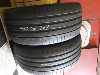 275/40/20 runflat for sale call/whatsApp 0631966190.