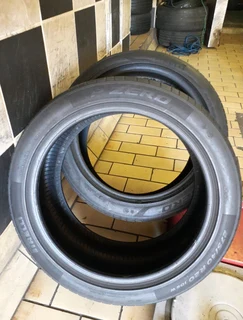 275/40/20 runflat for sale call/whatsApp 0631966190.