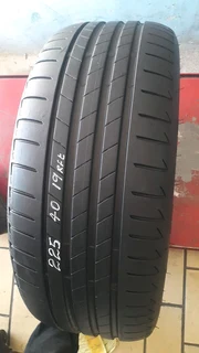 225/40/19×2 runflat we are selling quality used tyres at affordable prices call/whatsApp 0631966190.