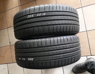 225/40/19 normal or runflat call/whatsApp 0631966190 for details.