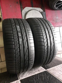255/40/17×2 runflat Bridgestone for sale we fit and balance for free we aoso do deliveries.