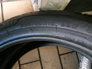 225/40/19 Bridgestone runflat and normal available call/whatsApp 0631966190 we also deliver.