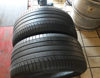 275/35/19×2 Michelin runflat tyres for sale call/whatsApp 0631966190.