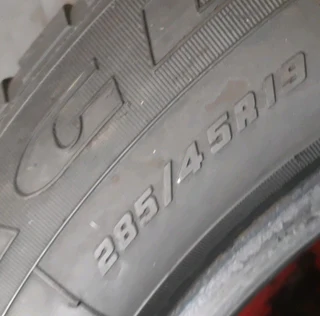 285/45/19×2 Goodyear runflat for sale call/whatsApp 0631966190.