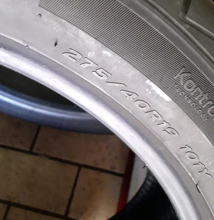 275/40/19×2 runflat Hankook for sale call/whatsApp 0631966190 for more information.