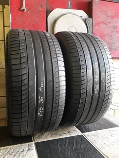 275/35/19×2 Michelin runflat for sale call/whatsApp 0631966190 for more information.